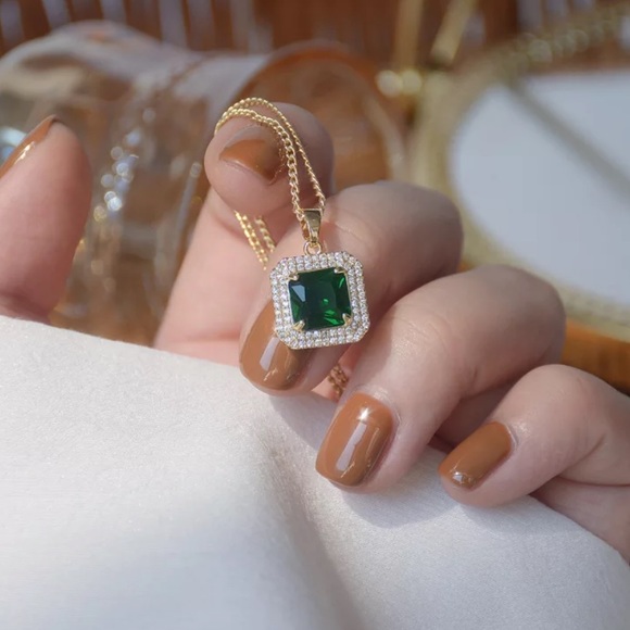 18K GOLD GREEN STONE NECKLACE, NICE NECKLACE, CUTE NECKLACE - Picture 4 of 5